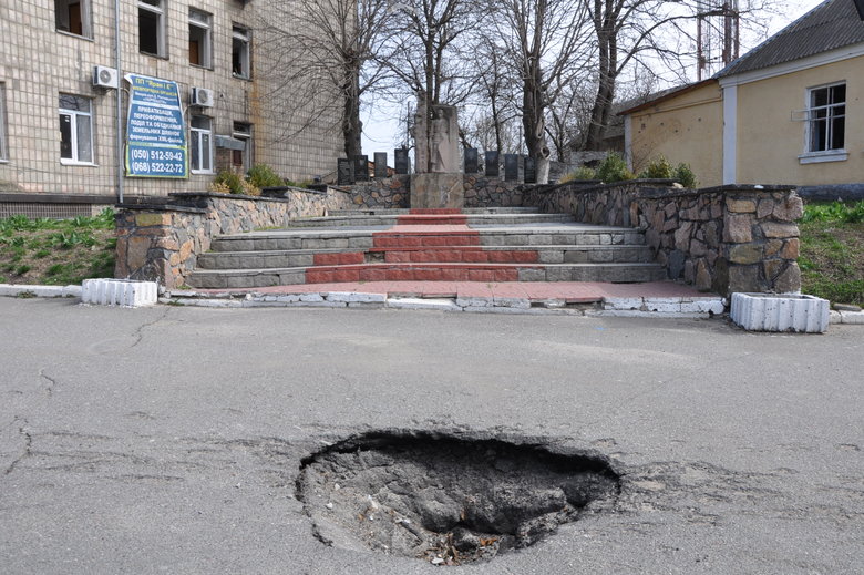 Розбомблені будинки, школа, бібліотека, вирви на дорогах та потрощені автомобілі: наслідки російської окупації в Макарові 03