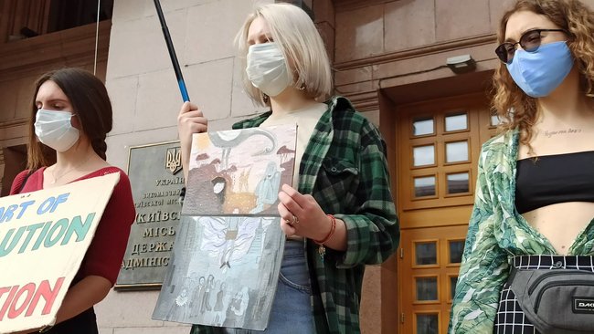 Страйкуй, кохай, клімат захищай: Активисты возле КГГА требовали уменьшить влияние климатического кризиса на жизнь людей 12