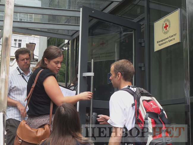 Врятуйте в’язнів Кремля, - активісти пікетували офіс Червоного Хреста з проханням вимагати від РФ доступу до українських політвязнів 12