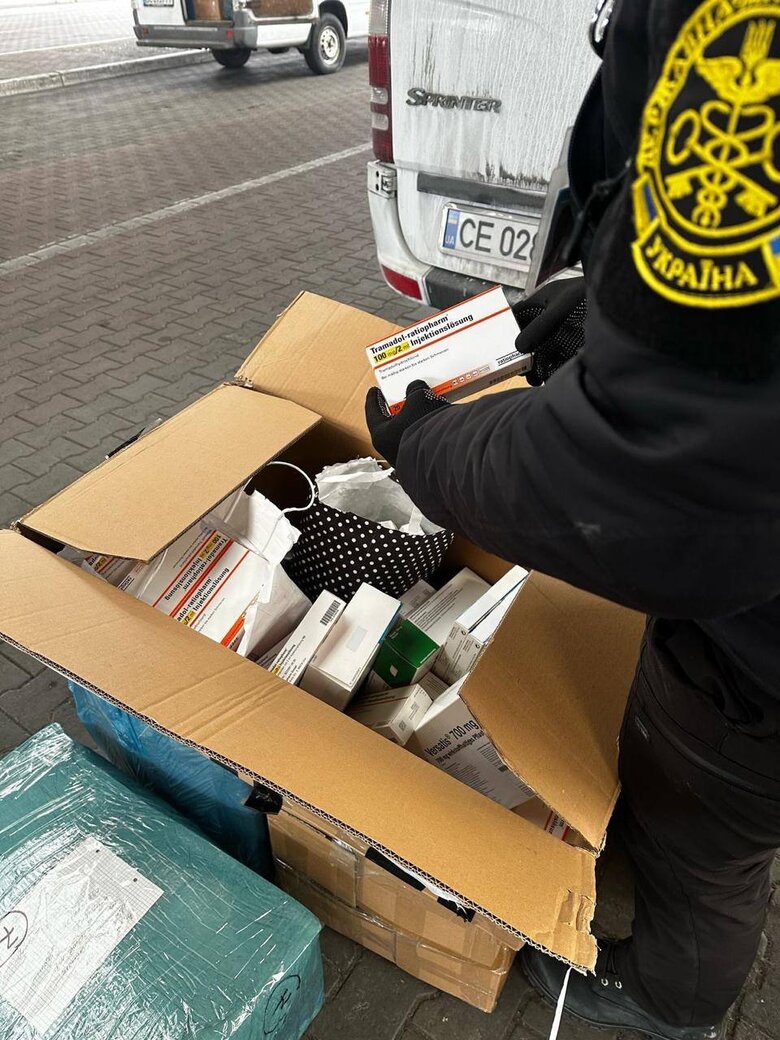 Митники виявили наркотики та психотропи на кордоні з Польщею