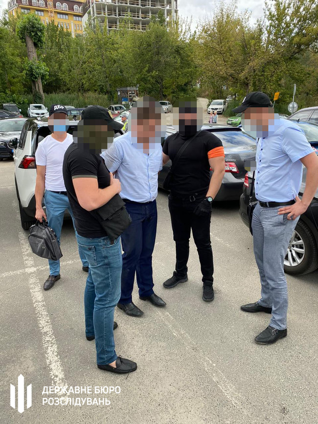 Слідчого поліції Київщини спіймали на хабарі 5 тис. дол., - ДБР 02