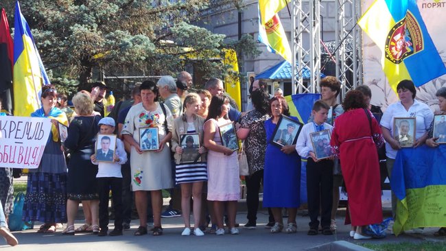 Ilovaisk tragedy anniversary: relatives of fallen servicemen picketing Russian embassy in Kyiv 08