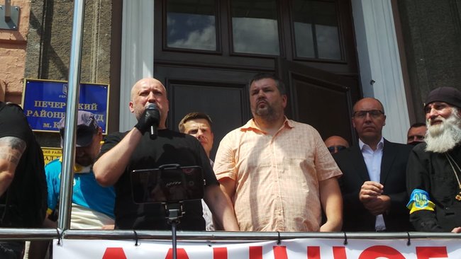 Після акції під ДБР багатотисячна хода попрямувала до Печерського суду на підтримку Порошенка і проти політичних репресій 29