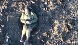 Окупант вмирає від холоду на українській землі. ВIДЕО безпілотника