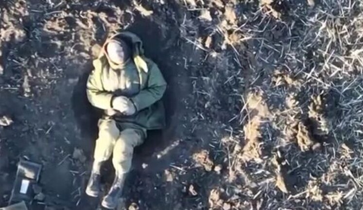 Оккупант умирает от холода на украинской земле. ВИДЕОбезпилотника
