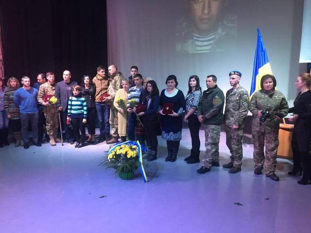 "Спасибі за те, що вручаєте ордени молодим хлопцям, простим солдатам". Бійці, які відзначилися на Донбасі, стали Народними героями України 18