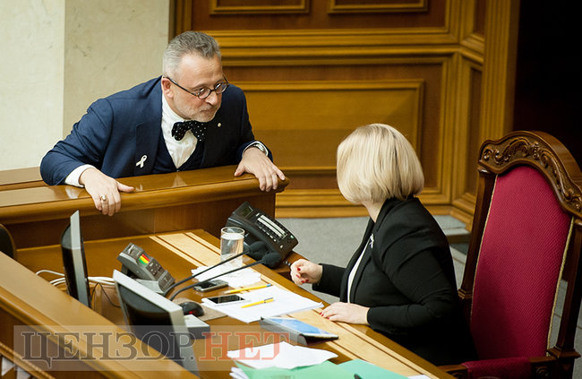 Поцелуй Матиос и Таруты и Ивченко с цепом, - день работы Рады 4 декабря 12