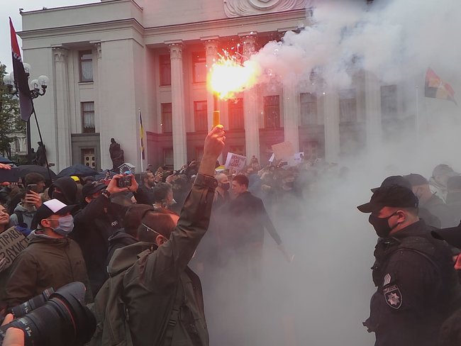 Protesters burn down old police vehicle in front of Ukrainian Parliament 13