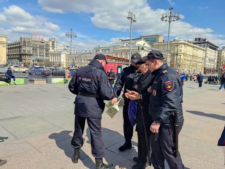 Пенсіонера затримали у Москві за плакати на підтримку Путіна й ФСБ 03