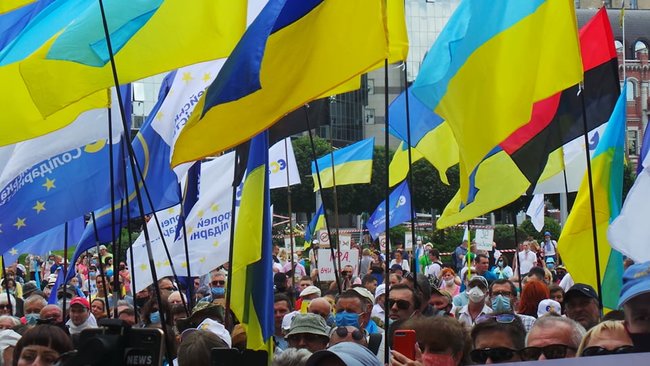 Після акції під ДБР багатотисячна хода попрямувала до Печерського суду на підтримку Порошенка і проти політичних репресій 05
