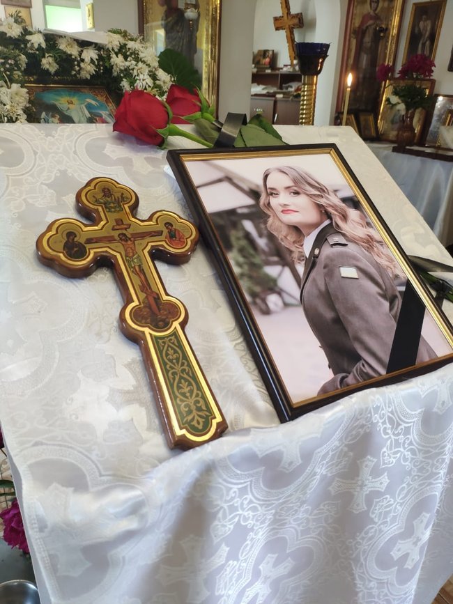 С трагически погибшей при исполнении служебных обязанностей военнослужащей 128-й ОГШБр Кариной Шемчук простились в зоне ООС 10 С трагически погибшей при исполнении служебных обязанностей военнослужащей 128-й ОГШБр Кариной Шемчук простились в зоне ООС 10