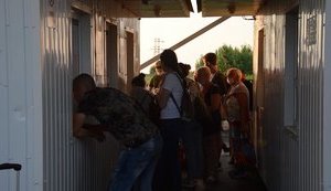 110 человек, утверждающих, что прорвались через блокпост оккупантов, прибыли с оккупированного Донбасса. ВИДЕО