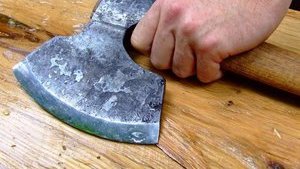 Поліцейські на Львівщині підстрелили чоловіка, який кидався на них із сокирою