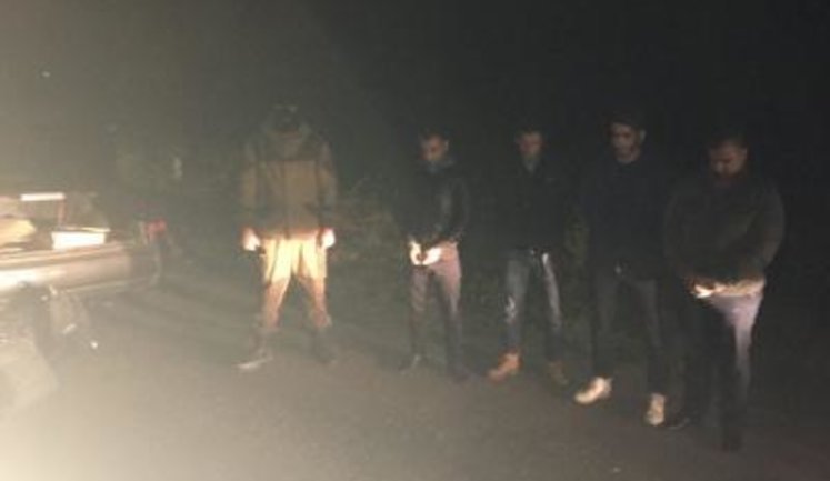 Пограничники и полиция на Закарпатье задержали украинца, перевозившего нелегалов из Сирии и Алжира. ФОТО