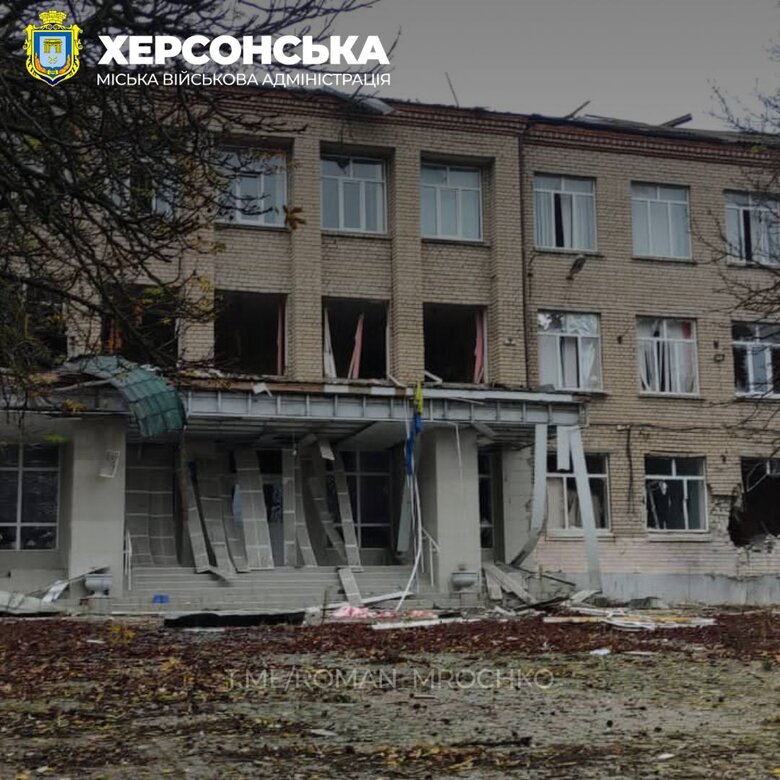 рф обстрілює передмістя Херсона, пошкоджено заклад освіти, виникла пожежа 01