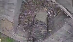 Оккупант смог уцелеть после прямого попадания украинского дрона ниже спины. ВИДЕО
