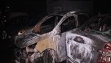 Три припаркованных автомобиля сгорели во время пожара на заброшенном складе в Киеве. ВИДЕО