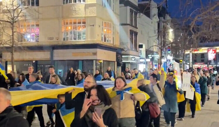Я не вірю, що концепти демократії, чесності та рівності це активи, які можна купити чи продати, - мер Ліверпуля Кемп під час акції на підтримку України. ВIДЕО