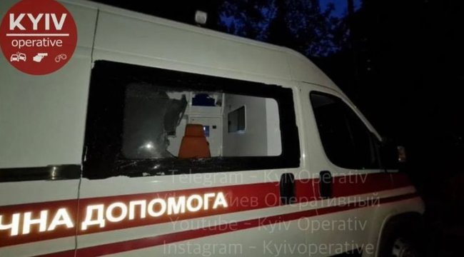Неадекватный мужчина напал на бригаду скорой в Киеве 01