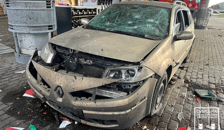 РФ атакувала Суми: удар по АЗС, чотири людини дістали поранення (оновлено). ФОТОрепортаж