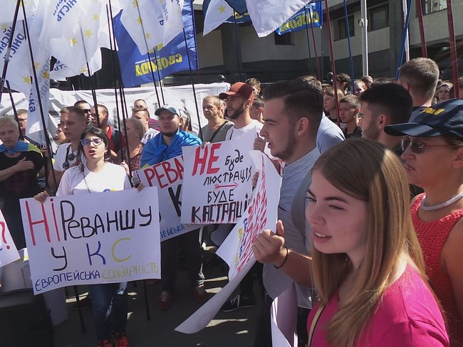 Шибениця, голова Леніна і бійки, - активісти пікетують КС з вимогою не скасовувати закон про люстрацію 06