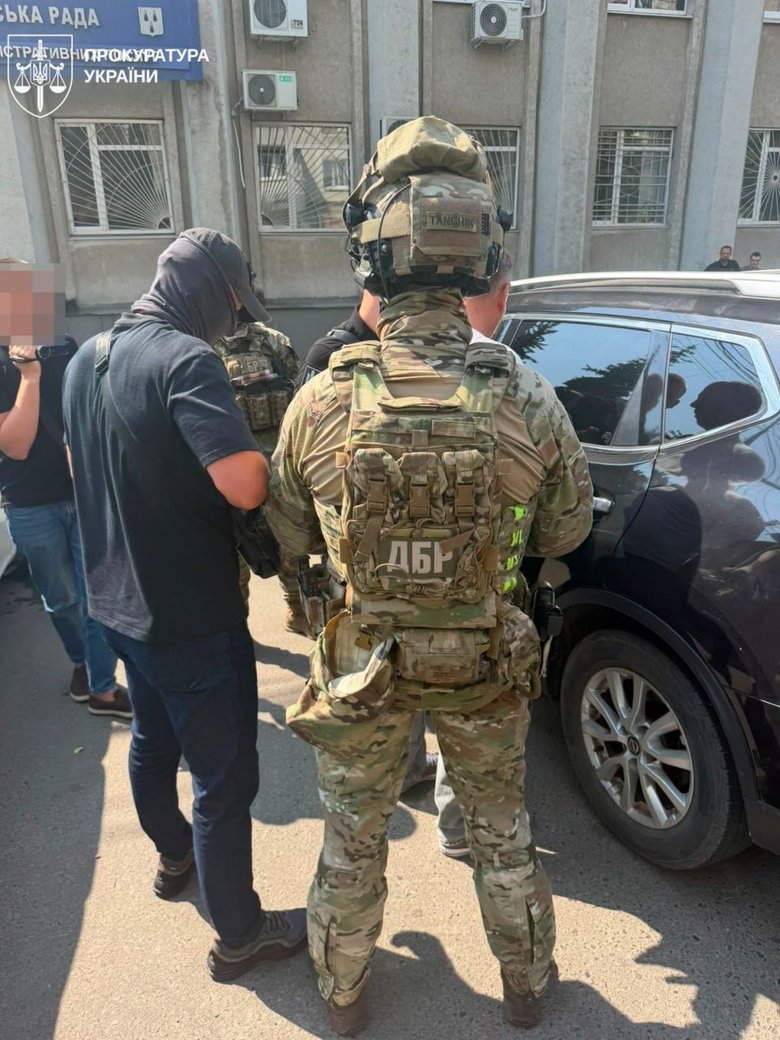 Двох працівників податкової викрили на хабарі