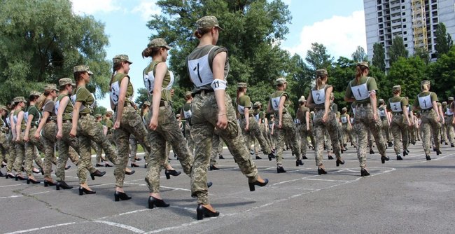 Жіноча коробка тренується для участі у військовому параді до Дня Незалежності в туфлях на підборах 03