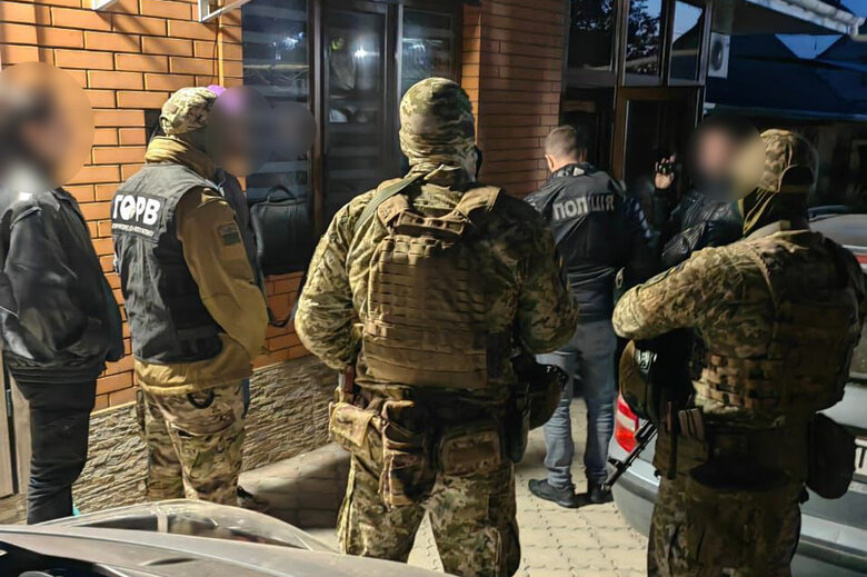 Перевозчик из Одесской области помог уехать за границу 18 уклонистам 04