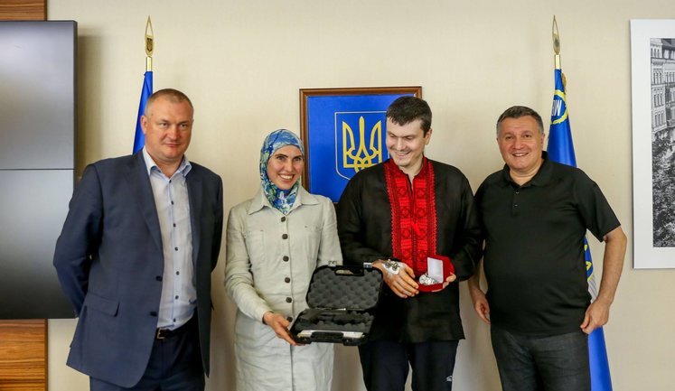 Аваков вручив Окуєвій пістолет Glock-43 замість старого ПМ, а Осмаєву - годинник. ФОТО+ВІДЕО