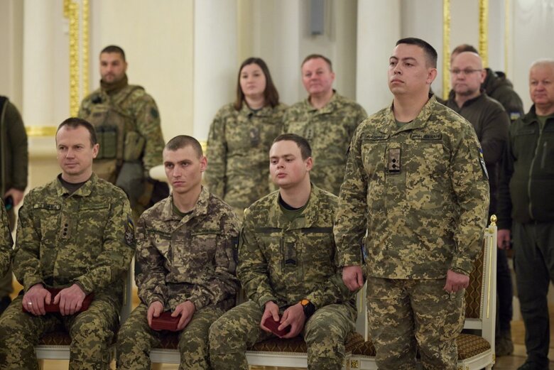 Зеленський вручив державні нагороди десантникам 04