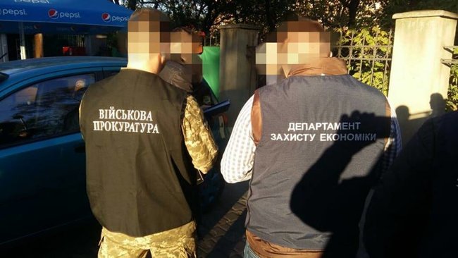 Пограничник и таможенник поста Одесса-аэропорт попались на взятке 520 долл., - военная прокуратура 01