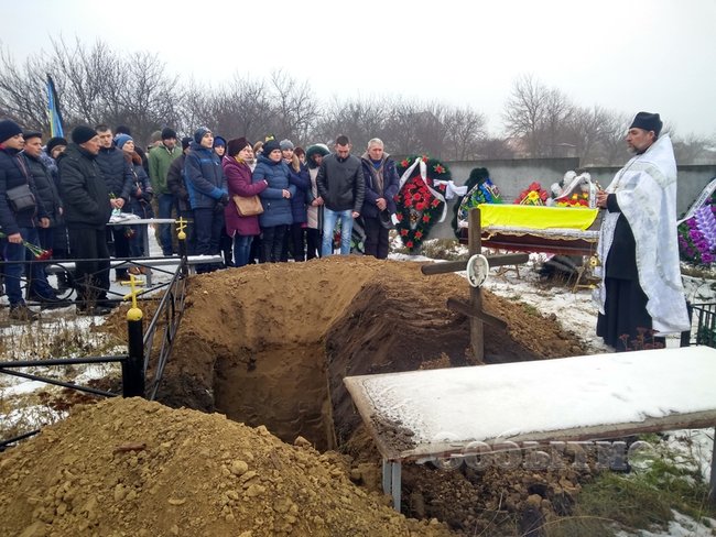 С погибшим на Донбассе воином 92-й ОМБр Александром Иванишко простились в Каменском 12 С погибшим на Донбассе воином 92-й ОМБр Александром Иванишко простились в Каменском 12