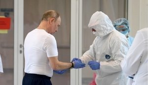 Перепутал порошок со спреем: Песков объяснил эксперимент Путина с COVID-вакциной