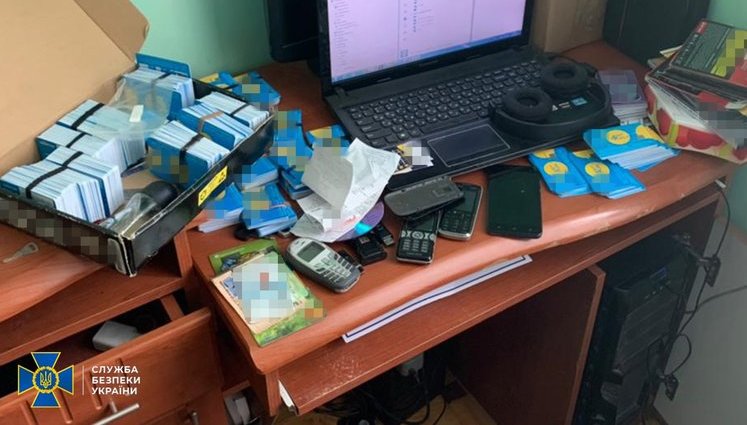 СБУ "накрила" потужну проросійську ботоферму на Івано-Франківщині. ФОТОрепортаж