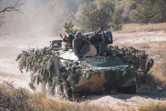 Airborne assault troops reservists ready to defend Ukraine at any time upon refresher training completion, - Poroshenko 04