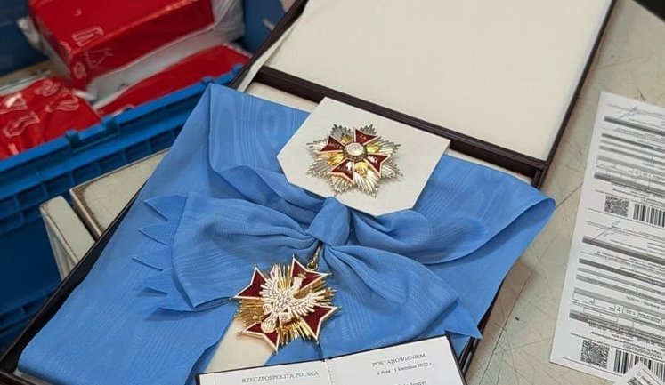 Зеленський відправив "Новою поштою" Орден Білого Орла Навроцькому. ФОТО
