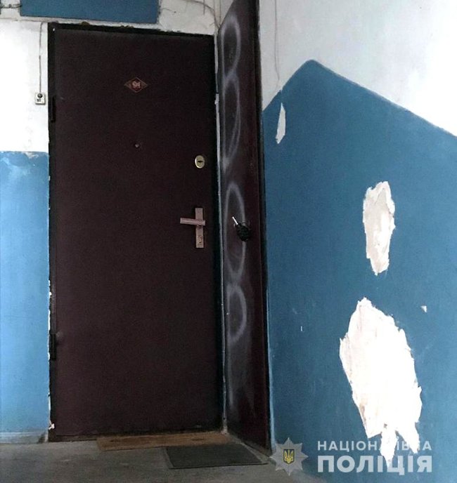 У Києві до дверей квартири привязали муляж гранати, - Нацполіція 01