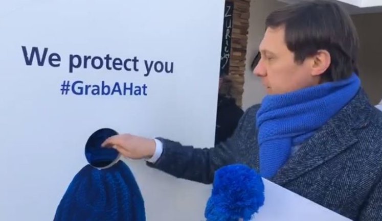Кандидат в президенты Игорь Шевченко в Давосе несколько раз набрал бесплатных лыжных шапок, несмотря на ограничение в одну на человека. ФОТО
