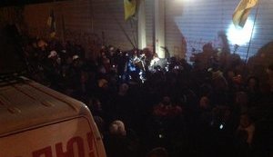 "2013 был годом предупреждения: в 2014 мы шутить не собираемся", - митингующие завершили пикет имений Азарова и Рыбака. ФОТОрепортаж