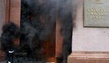 Киевскую мэрию забили гвоздями и подожгли в знак протеста. ФОТОрепортаж.