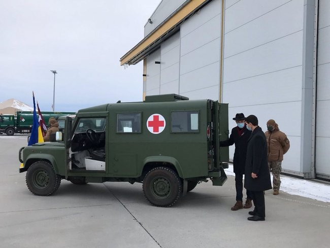 Латвия передала ВСУ 7 медицинских автомобилей 03