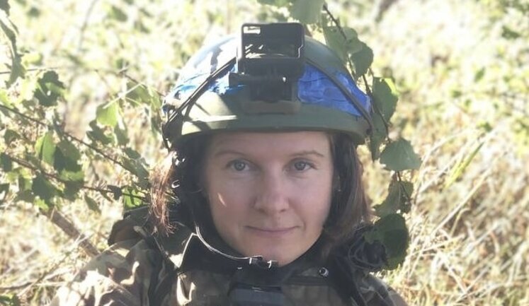 Захисниця Майдану Євгенія Закревська: "На Салтівці у Харкові ми мали змогу довгий час спостерігати за ворогом. Знали про їхні пересування. Бачила, наприклад, що цей танк до четверга стояв під будівлею. Куди він подівся? О, сюди переїхав!"