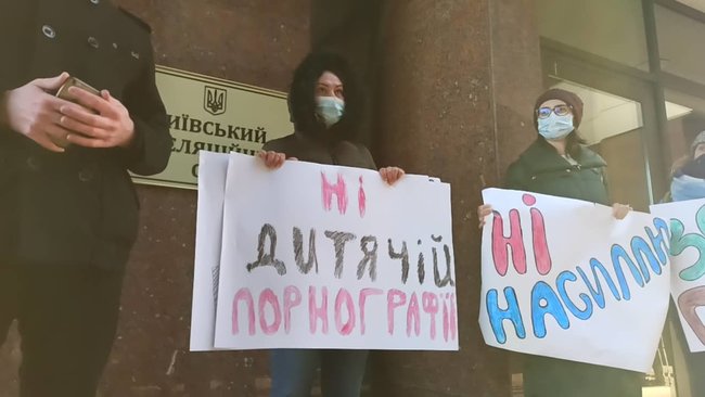 Суд рассматривает апелляцию на арест подозреваемого в развращении несовершеннолетних фотографа Ктиторчука. Под зданием суда проходит акция протеста 02