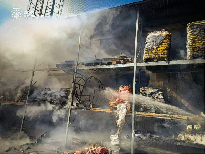 У Борисполі ліквідовують пожежу поблизу ТЦ 