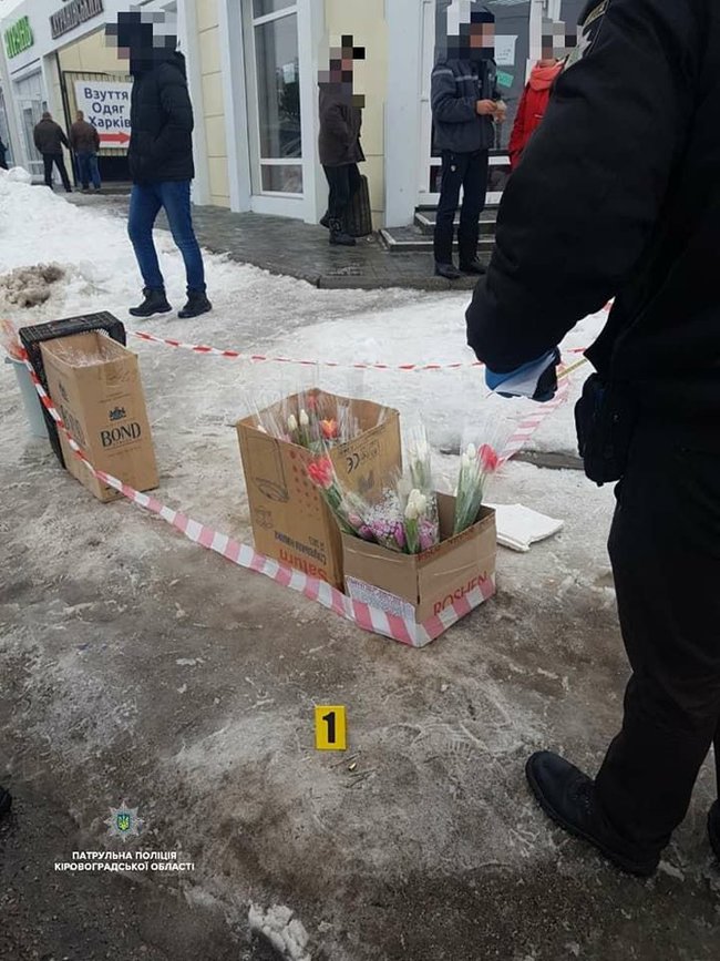 Двое мужчин неудачно пытались ограбить продавца цветов в Кропивницком, - Нацполиция 02
