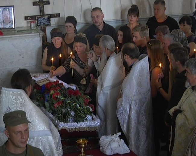 С воином 58-й ОМПБр Ярославом Бугаевским, умершим в госпитале от полученного на Донбассе ранения, простились в Шостке 03
