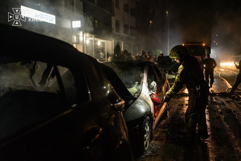 Нічна атака на Київ: у двох районах спалахнули пожежі, є постраждалий