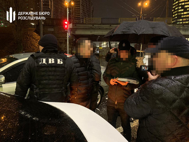 ДБР затримало співробітника поліції Києва за вимагання у шахрайки $1000 за непритягнення до кримінальної відповідальності 04