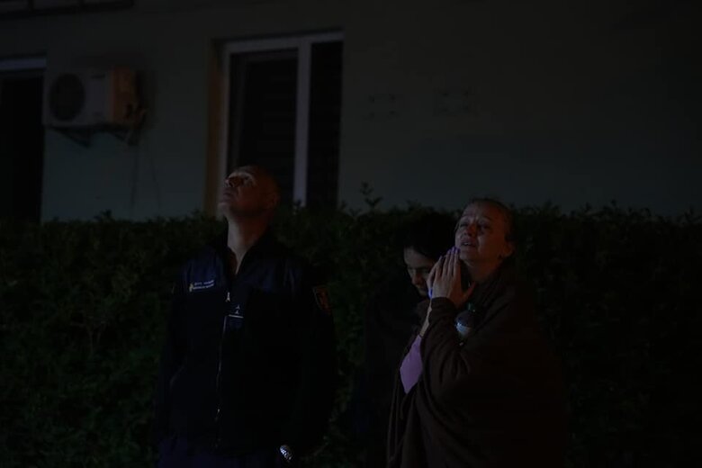 Ліквідація пожежі на даху столичної 9-поверхівки після падіння уламків ворожого дрона 04 Ліквідація пожежі на даху столичної 9-поверхівки після падіння уламків ворожого дрона 04