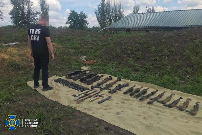 Військовослужбовці на Донеччині намагалися вкрасти невраховану зброю з військової частини, - СБУ 01